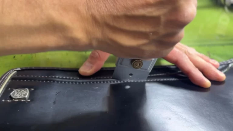 ランドセルを解体している様子