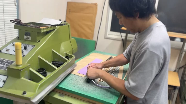 ランドセルを裁断している様子